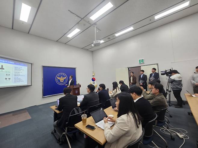 부산경찰청 형사기동대는 ‘작업 대출’ 일당을 검거하고, 범행 수법 등을 언론에 공개했다.