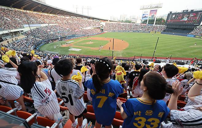 한국프로야구 2024 KBO리그가 역대 한 시즌 최다 관중 신기록을 세운 8월 18일 프로야구 KIA 타이거즈와 LG 트윈스의 경기를 찾은 관중들이 서울 잠실야구경기장에서 응원하고 있다. 연합뉴스