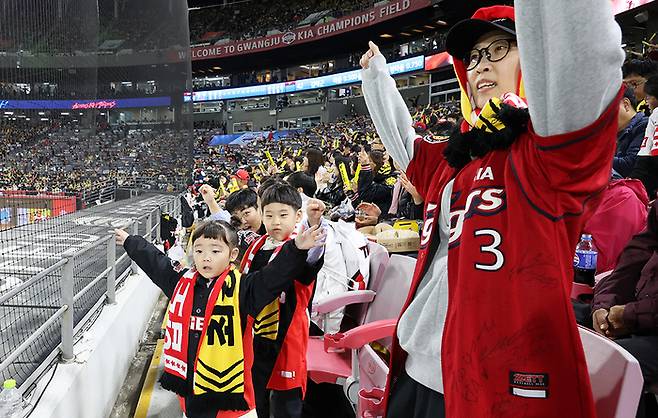 KIA 팬들이 10월 23일 광주 기아챔피언스필드에서 열린 2024 신한 SOL뱅크 KBO 포스트시즌 한국시리즈 2차전 삼성 라이온즈와 KIA 타이거즈의 경기에서 응원을 하고 있다. 연합뉴스