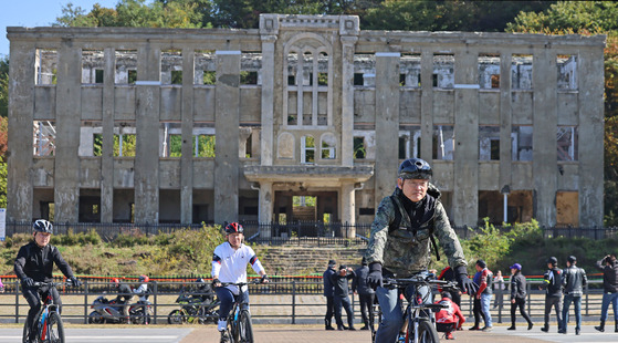 Tourism Minister Yu In-chon visits Baengmagoji Memorial Park in Cheorwon on his bicycle to develop the Historical Site Pilgrimage Bicycle Trail on Oct. 27. [MINISTRY OF CULTURE, SPORTS AND TOURISM]