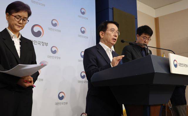 이정희 상생협의체 위원장이 8일 서울 종로구 정부서울청사 별관 브리핑룸에서 배달플랫폼-입점업체 상생협의체 11차 회의 브리핑을 준비하고 있다. 연합