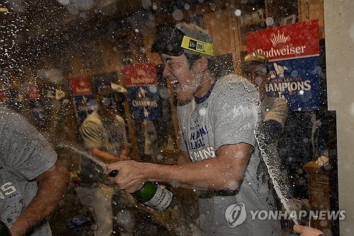 샴페인 파티를 즐기고 있는 오타니 쇼헤이 [AP=연합뉴스]