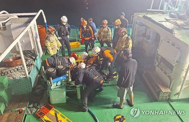 제주 해상 침몰 어선 선원 구조.[사진 제공=제주도소방안전본부 ]