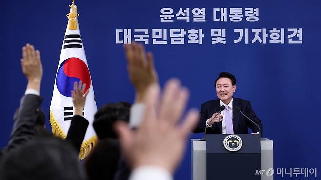 윤석열 대통령이 7일 서울 용산 대통령실 청사 브리핑실에서 열린 대국민 담화 및 기자회견에서 취재진의 질문을 받고 있다. 2024.11.7/사진=뉴스1