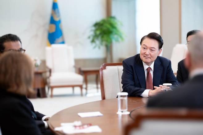 윤석열 대통령이 지난달 16일 용산 대통령실 집무실에서 미국의 시사주간지 뉴스위크와 인터뷰를 하고 있다./사진제공=대통령실