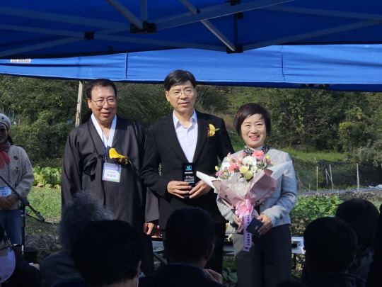 제10회 진등재문학상 백남경(가운데) 수상자와 백남오 경남대 지도교수(왼쪽), 함영희 경남특수교육원 원장. 경남대 제공