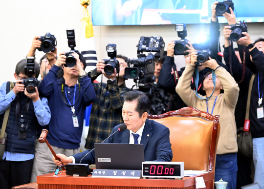 정청래 국회 법제사법위원회위원장이 8일 오전 서울 여의도 국회에서 열린 법사위 전체회의에서 의사봉을 두드리고 있다.  박윤슬 기자