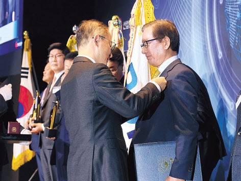 강구영(오른쪽) 한국항공우주산업(KAI) 사장이 7일 열린 제48회 국가생산성대회에서 이승렬 산업통상자원부 실장으로부터 대통령표창을 받고 있다. [KAI 제공]