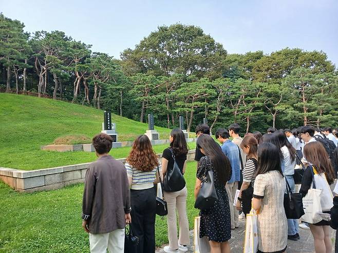 [서울=뉴시스] 지난 7월 독립유공자 후손 장학생 증서수여식(효창원 묘역 참배) 사진. 2024.11.08. (사진=서울장학재단 제공) *재판매 및 DB 금지