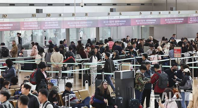 [인천공항=뉴시스] 김근수 기자 = 중국의 한국인 무비자 입국 시행 첫날인 8일 인천 중구 인천국제공항 1터미널 출국장에서 관광객들이 중국행 비행기 탑승을 위해 수속 절차를 기다리고 있다. 중국 정부는 지난 1일 한국 일반 여권 소지자를 대상으로 오는 8일부터 내년 12월 31일까지 '일방적 무비자 정책'을 시행한다고 발표했다. 이에 따라 일반 여권 소지자는 비즈니스, 여행·관광, 친지·친구 방문, 환승 목적으로 15일 이내 기간 중국을 방문할 경우 비자를 발급받지 않아도 된다. 2024.11.08. ks@newsis.com