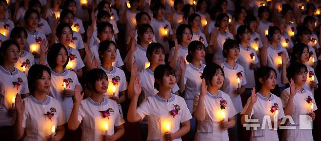 [인천=뉴시스] 전진환 기자 = 8일 오후 인천 연수구 가천대학교 메디컬캠퍼스에서 열린 제77회 나이팅게일 선서식에서 임상실습을 앞둔 간호대학 2학년 학생들이 촛불을 들고 선서를 하고 있다.  2024.11.08. amin2@newsis.com