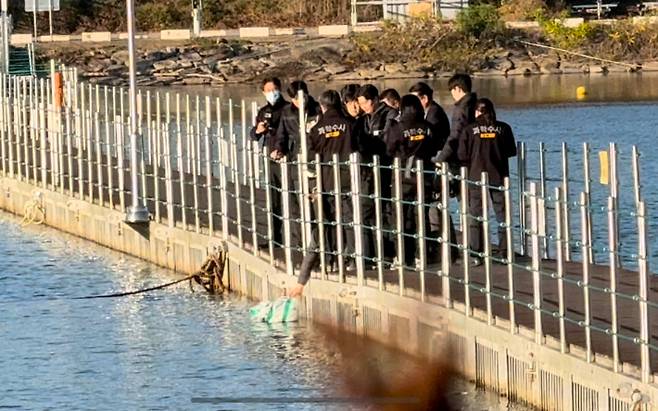 '훼손 시신' 북한강 유기한 군 장교 현장검증     (화천=연합뉴스) 강태현 기자 = 6일 강원 화천군 북한강에서 함께 근무하던 여성 군무원을 살해한 뒤 시신을 훼손하고 북한강에 유기한 현역 군 장교 A(38)씨에 대한 현장 검증이 진행되고 있다. 사진은 A씨가 다리 위에서 훼손된 시신이 담긴 봉투를 강 아래로 떨어뜨리는 범행 당시 상황을 재연하는 모습. 2024.11.6     taetae@yna.co.kr (끝)   <저작권자(c) 연합뉴스, 무단 전재-재배포, AI 학습 및 활용 금지> 연합뉴스