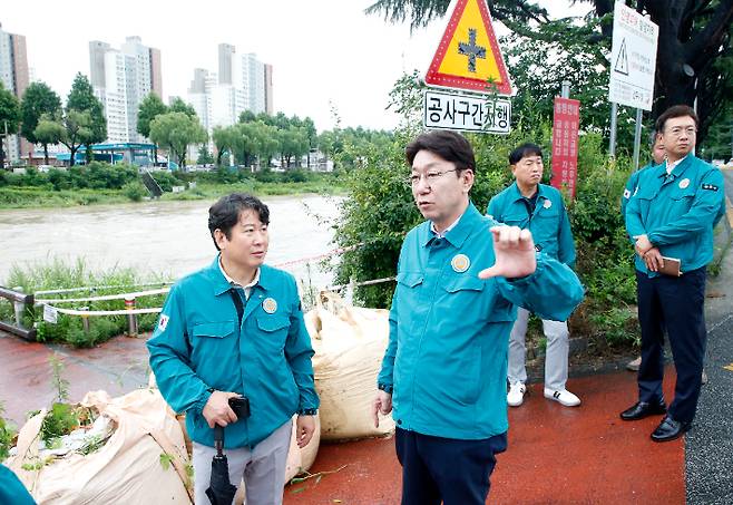 우범기 전주시장이 지난 7월 10일 전주천 쌍다리를 찾아 집중호우에 따른 시민 안전 대책을 점검했다. 전주시 제공