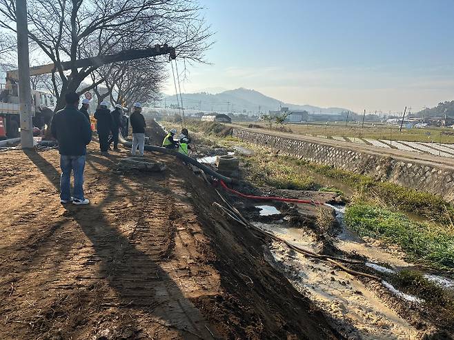 8일 충남 홍성군 구항면 일대에서 보령광역상수도 복구 작업이 이뤄지고 있다. 연합뉴스