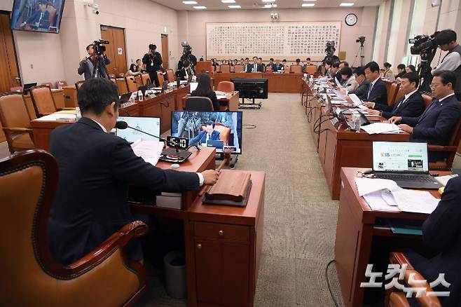 8일 서울 여의도 국회에서 열린 법제사법위원회 전체회의에서 여당인 국민의힘 의원들이 퇴장한 가운데 야당 단독으로 김건희 여사 특별검사법이 의결되고 있다. 윤창원 기자