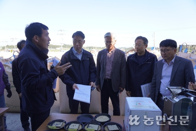 박성우 국립농산물품질관리원장(왼쪽 두번째)이 7일 해남군 황산면에 있는 공공비축미곡 매입 현장을 방문해 현장 간담회를 열었다.