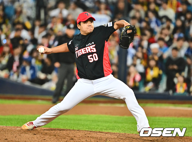 [OSEN=대구, 이석우 기자] 26일 대구 삼성라이온즈파크에서 2024 신한 SOL뱅크 KBO 포스트시즌 한국시리즈 삼성 라이온즈와 KIA 타이거즈의 4차전 경기가 열렸다.홈팀 삼성은 원태인, 방문팀 KIA는 네일을 선발 투수로 내세웠다.KIA 타이거즈 장현식이 역투하고 있다. 2024.10.26 / foto0307@osen.co.kr