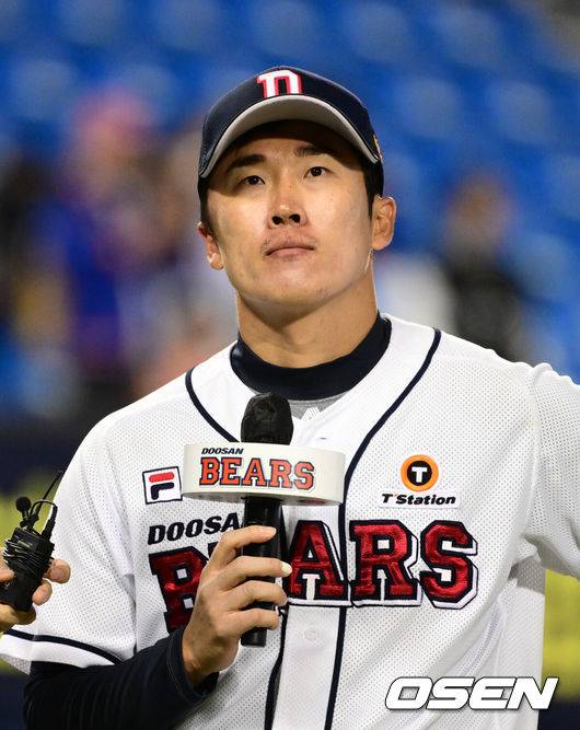 [OSEN=잠실, 조은정 기자] 경기 종료 후 두산 허경민이 팬들에게 감사 인사를 하고 있다. 2023.10.16 /cej@osen.co.kr