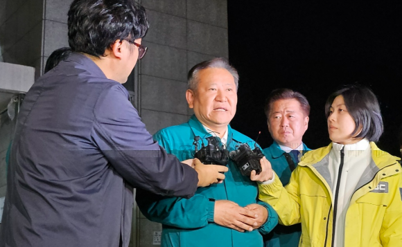 이상민 행안부장관이 8일 오후 제주 한림항 선원복지화관 가족 대기실를 방문한 뒤 나와 기자들과 회견하고 있다. 제주 강동삼 기자