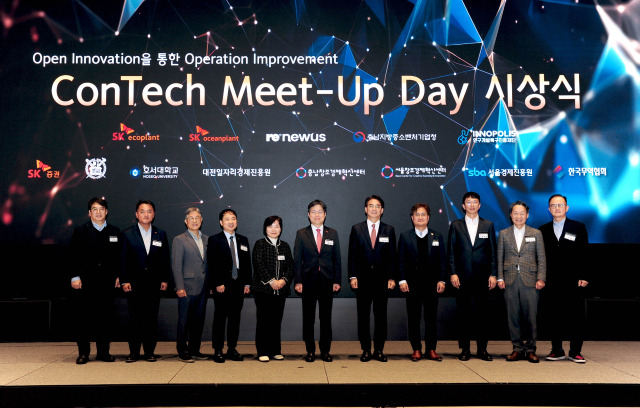 SK에코플랜트가 8일 서울 광진구 그랜드워커힐 호텔에서 ‘2024 콘테크 미트업 데이(ConTech Meet-Up Day)’ 시상식을 개최했다. 사진은 시상식에서 김형근 SK에코플랜트 사장(오른쪽에서 여섯번째) 과 수상기업 대표, 공동주최 기관 관계자 등이 기념촬영을 하고 있는 모습. 사진제공=SK에코플랜트