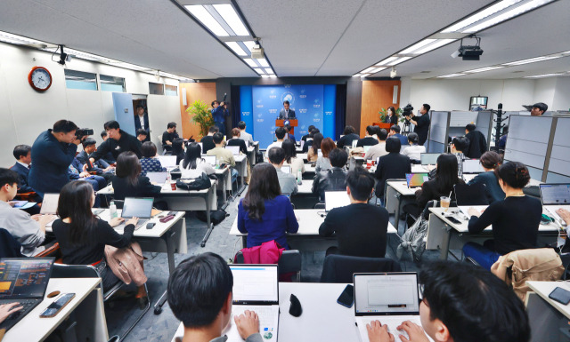 함용일 금융감독원 부원장이 지난달 31일 서울 여의도 금융감독원에서 고려아연, 두산 등 관련 현황 및 향후계획 브리핑을 하고 있다. 연합뉴스