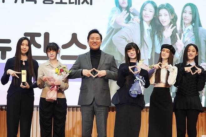 걸그룹 뉴진스가 2023년 2월16일 오전 서울시청에서 열린 '서울특별시 홍보대사 위촉식'에서 오세훈 서울시장에게 위촉패를 수여받은 뒤 기념촬영을 하고 있다. ⓒ 서울시