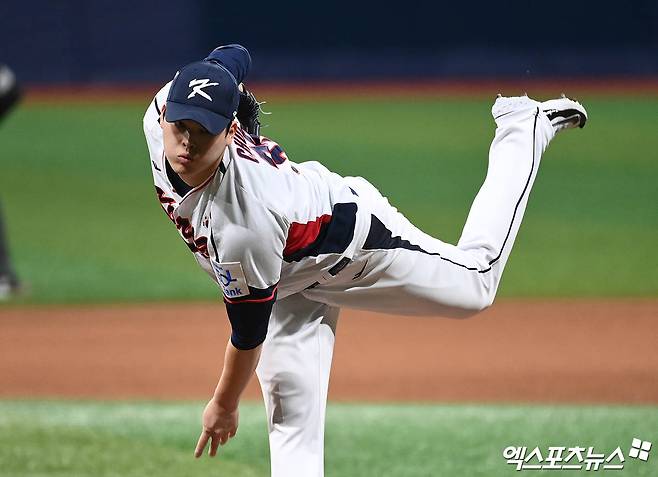 6일 오후 서울 구로구 고척스카이돔에서 열린 2024 WBSC(세계야구소프트볼연맹) 프리미어12 대한민국 야구 대표팀과 상무와의 평가전 경기, 8회말 상무 최지민이 역투하고 있다. 엑스포츠뉴스DB