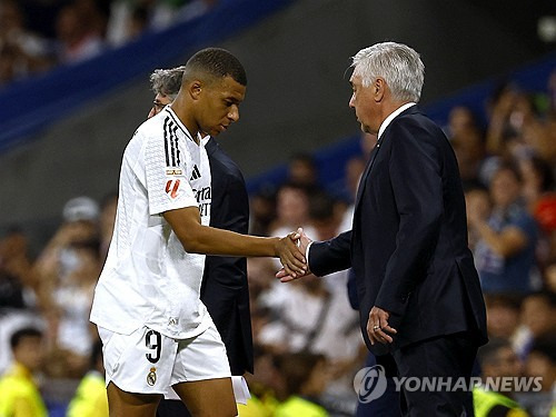 프랑스축구협회가 7일(한국시간) 11월 A매치를 앞두고 프랑스 축구 대표팀 명단을 발표했다. 음바페는 두 달 연속 대표팀에서 제외됐다.   음바페 대신 프랑스 공격진에는 브래들리 바르콜라, 우스망 뎀벨레, 랭달 콜로 무아니(이상 PSG), 크리스토퍼 은쿤쿠(첼시), 마이클 올리세(바이에른 뮌헨), 마르쿠스 튀랑(인터 밀란)이 포함됐다.   프랑스 유력지 '레퀴프'에 따르면, 디디에 데샹 감독은 이날 명단 발표 기자회견에서 음바페의 제외와 관련돼 많은 질문을 받았다. 연합뉴스