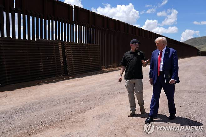 지난 8월 남부 국경 지대 찾은 트럼프 [AP 연합뉴스 자료사진. 재판매 및 DB 금지]