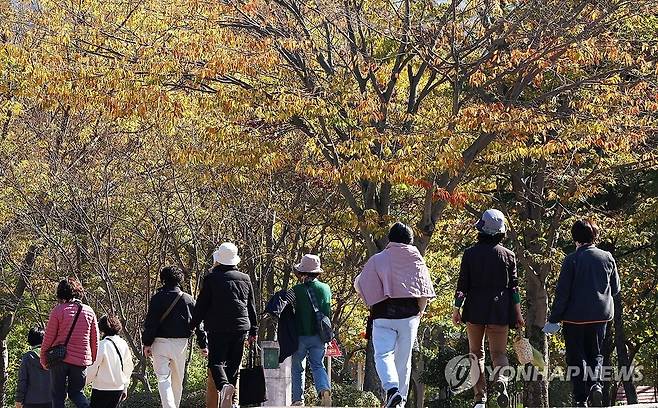 가을 지나 겨울로 (광주=연합뉴스) 조남수 기자 = 절기 입동인 7일 광주 서구 5·18기념공원에서 시민들이 단풍 진 길을 걷고 있다. 2024.11.7 iso64@yna.co.kr