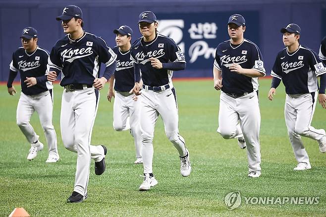 한국야구대표팀, 프리미어12 참가 앞두고 마지막 국내 훈련 (서울=연합뉴스) 윤동진 기자 = 2024 세계야구소프트볼연맹(WBSC) 프리미어12에 참가하는 한국대표팀이 7일 오후 서울 구로구 고척스카이돔에서 마지막 국내 훈련을 하고 있다. 2024.11.7 mon@yna.co.kr