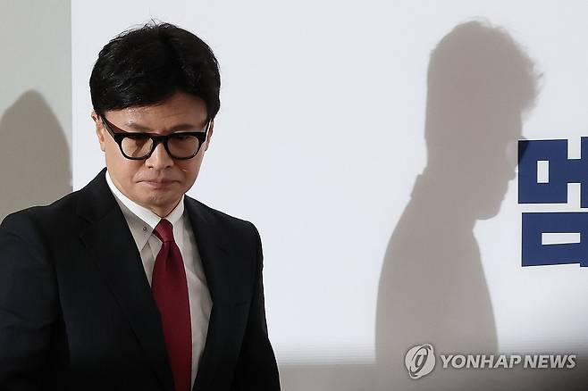 최고위 참석하는 한동훈 대표 (서울=연합뉴스) 김주성 기자 = 국민의힘 한동훈 대표가 7일 오전 서울 여의도 국회에서 열린 최고위원회의에 참석하고 있다. 2024.11.7 utzza@yna.co.kr