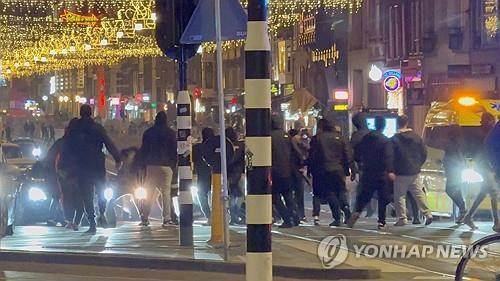 이스라엘 축구팬과 네덜란드 청소년 충돌 장면 [로이터 연합뉴스 자료사진. iAnnet 엑스 계정 캡처. 재판매 및 DB 금지]