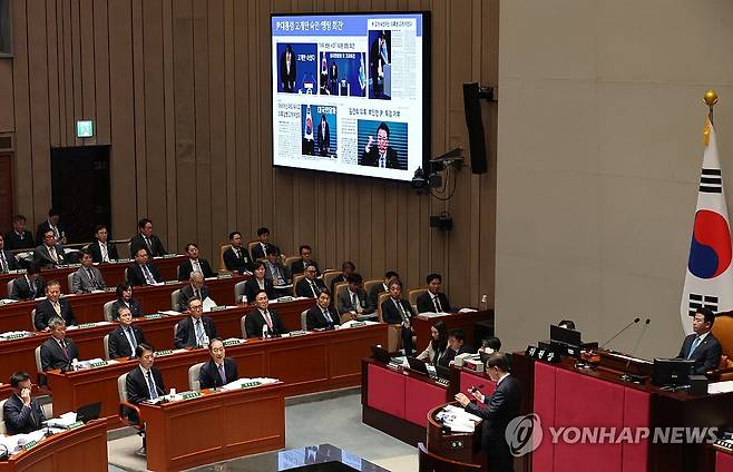 답변하는 한덕수 총리 (서울=연합뉴스) 김주성 기자 = 한덕수 국무총리가 8일 오전 국회에서 열린 예산결산특별위원회 전체회의에서 전날 윤석열 대통령의 대국민담화와 관련해 더불어민주당 정일영 의원의 질의에 답하고 있다. 2024.11.8 utzza@yna.co.kr