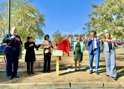 Guests from China and abroad unveil the nameplate of the Peony Garden to commemorate the 75th anniversary of diplomatic relations between China and Bulgaria.