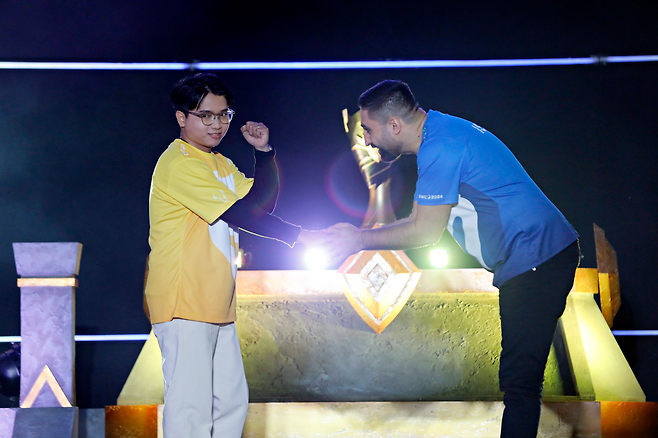 'SWC2024' 월드 파이널 8강 2라운드 4경기 '푸'(왼쪽)와 '이즈무'(오른쪽)(제공=컴투스).