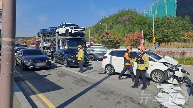 9일 전북 전주시 전주대 구 정문 인근 도로에서 8중 추돌사고가 발생한 가운데 소방 관계자들이 사고 현장을 정리하고 있다.(전북자치도 소방본부 제공)/뉴스1