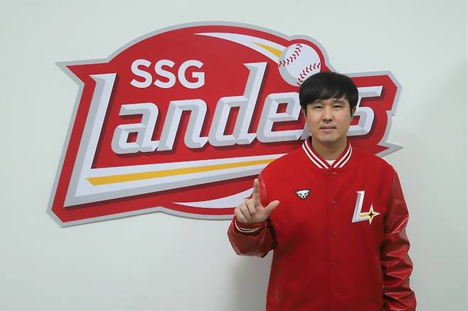 최정이 SSG와 FA 계약을 마친 후 포즈를 취했다. 사진 | SSG 랜더스