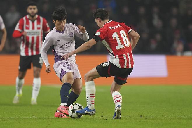 ◇김민수(왼쪽에서 두번째)가 6일 PSV에인트호번과의 유럽챔피언스리그 경기에서 볼 경합을 하고 있다. 김민수는 18세에 한국인 21번째로 챔피언스리그 데뷔했다. AP연합뉴스
