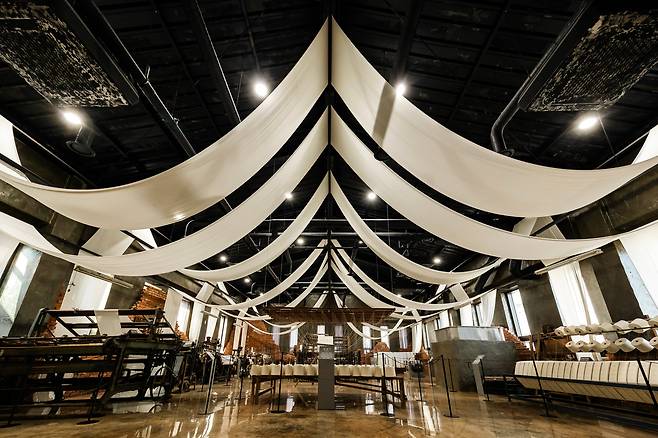 기저귀와 손수건 천으로 주로 쓰던 강화 소창의 역사를 만날 수 있는 '동광직물 생활문화센터'. 인근에 있는 소창체험관과 함께 소창에 대해 알아보는 체험 프로그램을 진행한다. / 이건송 영상미디어 기자