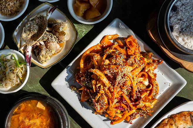 밴댕이회나 밴댕이무침은 석모도 일대에서 싱싱하게 맛볼 수 있다. 따뜻한 솥밥과 함께 나오는 '춘하추동'의 밴댕이무침정식. / 이건송 영상미디어 기자