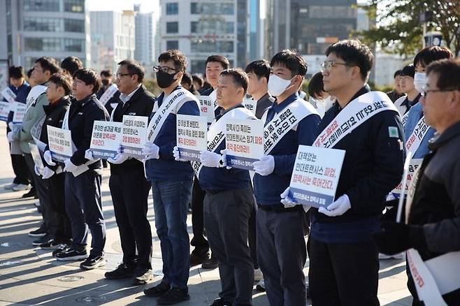 현대트랜시스 협력사 임직원들이 6일 충남 서산시에서 현대트랜시스 노조의 장기파업 중단을 촉구하는 결의대회를 진행하고 있다. ⓒ현대트랜시스 협력회