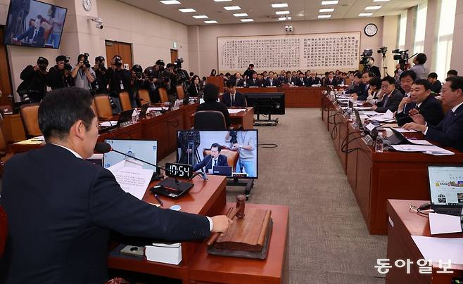 더불어민주당 소속 정청래 국회 법제사법위원장(왼쪽)이 8일 오전 서울 여의도 국회에서 열린 법사위 전체회의에서 법무부 등 소관기관의 내년도 예산안을 의결하고 있다. 야당은 이날 2025년도 검찰 특수활동비(특활비)와 특정업무경비를 전액 삭감한 법무부 예산안을 단독으로 의결했다. 여당 소속 법사위원들은 이에 대한 항의의 뜻으로 퇴장했다. 장승윤 기자 tomato99@donga.com