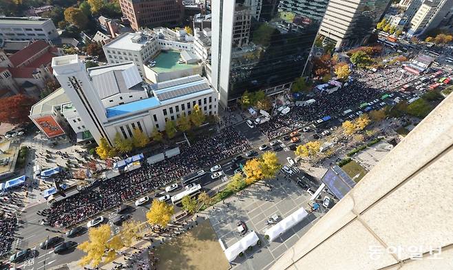 9일 오후 진보와 보수의 맞불집회로 시청, 광화문 일대 도심은 극심한 교통정체와 휴일 나들이 나온 시민들이 큰 불편을 겪었다. 장승윤 기자 tomato99@donga.com