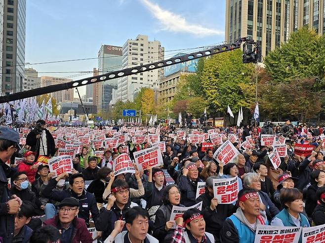 전국민주노동조합총연맹(민주노총), 전국민중행동, 진보대학생넷 등이 속한 윤석열정권퇴진운동본부(퇴진운동본부)가 9일 오후 4시 서울 중구 숭례문 앞과 세종대로 일대에서 ‘윤석열 정권 퇴진 1차 총궐기’(1차 총궐기)를 열고 있다. 김가윤 기자