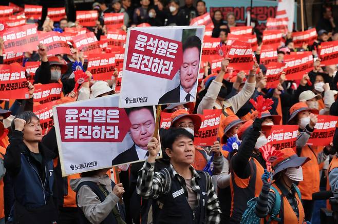 윤석열정권퇴진운동본부 회원들이 9일 오후 서울 중구 숭례문 앞과 세종대로 일대에서 ‘윤석열 정권 퇴진 1차 총궐기’를 열어 ‘윤석열은 퇴진하라’ 등의 구호를 외치고 있다. 신소영 기자