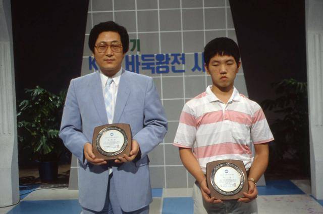 지난 1989년 8월에 열렸던 ‘제8기 KBS 바둑왕전’에서 이창호(오른쪽) 9단은 김수장 9단에게 승리, 우승을 차지했다. 당시 14세 1개월이었던 이 9단은 최연소 국내 타이틀 획득 기록도 세웠다. 한국기원 제공