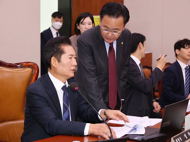 8일 오후 국회에서 열린 법제사법위원회 전체회의에서 야권 주도로 김건희 특검법이 의결 된 뒤 더불어민주당 소속 정청래 위원장과 국민의힘 소속 유상범(오른쪽) 간사가 대화하고 있다. 연합뉴스