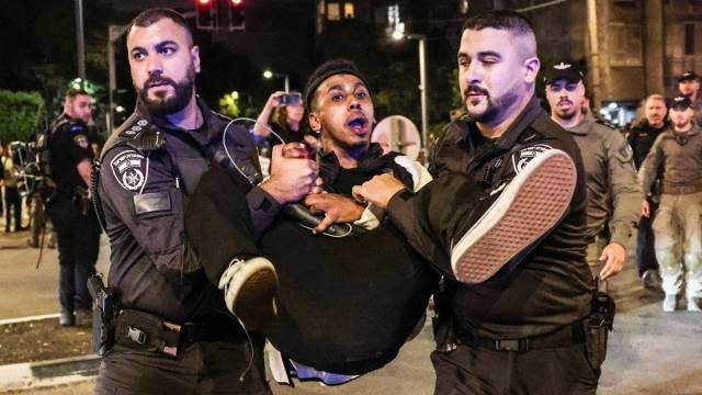 이스라엘에서 민폐 행동을 벌이다 경찰에 연행되던 조니 소말리의 모습. 엑스(X·옛 트위터) 캡처