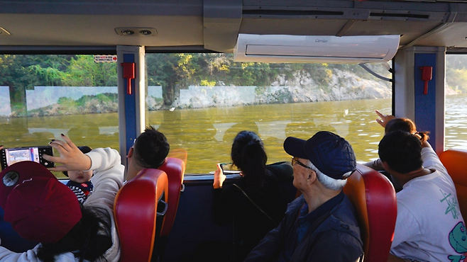 창밖을 구경하는 탑승객들/사진=류한나래 여행+ PD